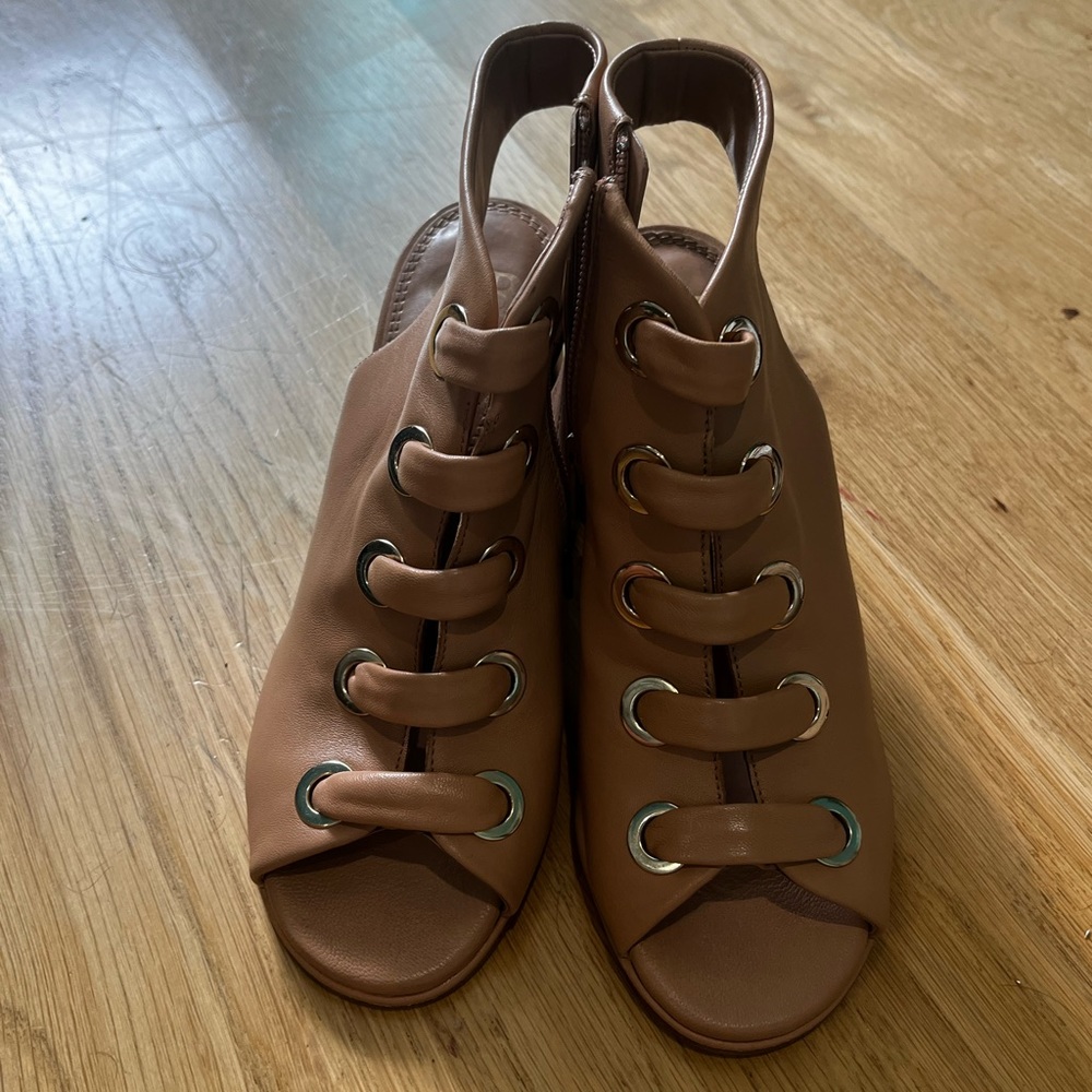 Size 6.5 Gianni Bini heels!